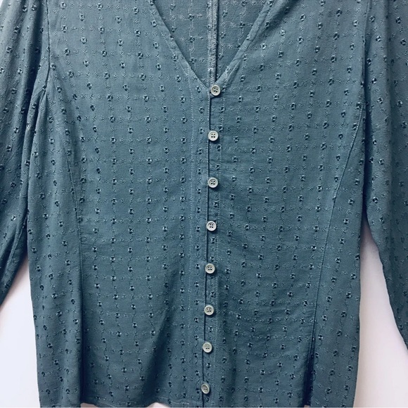Johnny Was Collection Top Woman's Medium Green Unlined Eyelet Button Front - Picture 3 of 6
